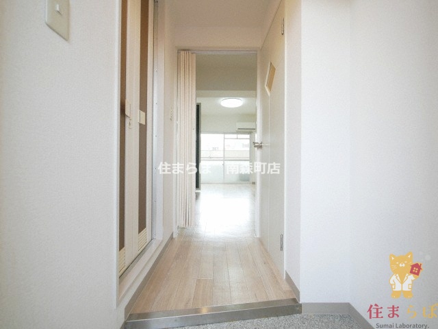 玄関　「気になったら、LINEで気軽に相談できますよ。」