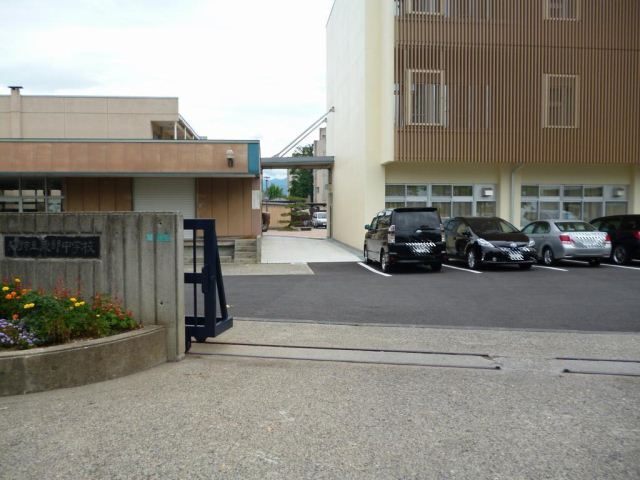中学校　長野市立東部中学校（中学校）まで834m