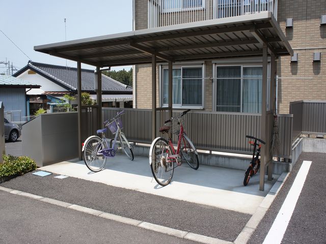 その他共有部分　屋根付きの駐輪場があります♪