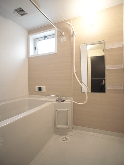 バス・シャワールーム　浴室換気乾燥機と追い焚き機能付が付いています♪