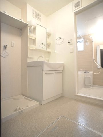 洗面設備　洗髪洗面化粧台と洗濯機置き場があります♪