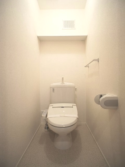 トイレ　温水洗浄暖房便座機能付きです♪