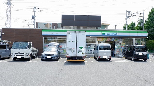 コンビニ　ファミリーマート滝山中央通り店（コンビニ）まで636m