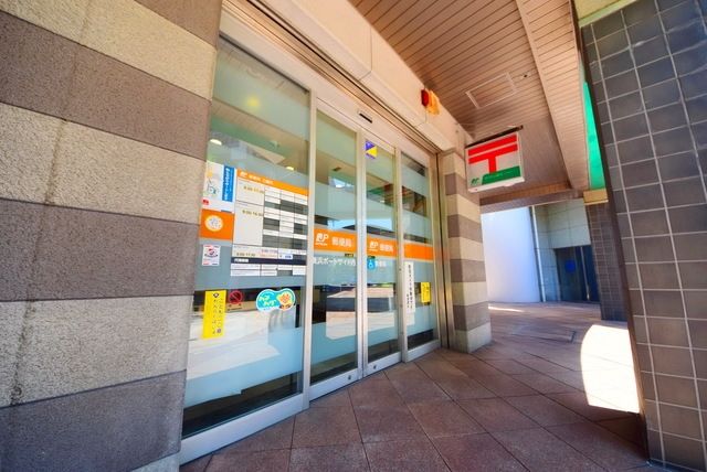 郵便局　横浜ポートサイド内郵便局（郵便局）まで596m