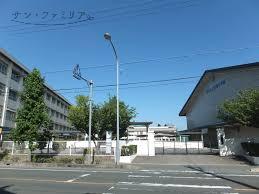 中学校　豊川市立東部中学校（中学校）まで975m