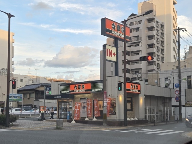 飲食店　吉野家築港本町店（飲食店）まで156m