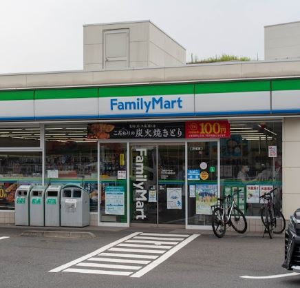 コンビニ　ファミリーマート（コンビニ）まで345m