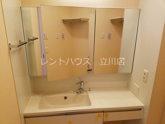 洗面設備　同建物同タイプ参考写真