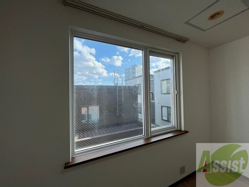 バルコニー　大きな窓がありますので風通しが良さそう。