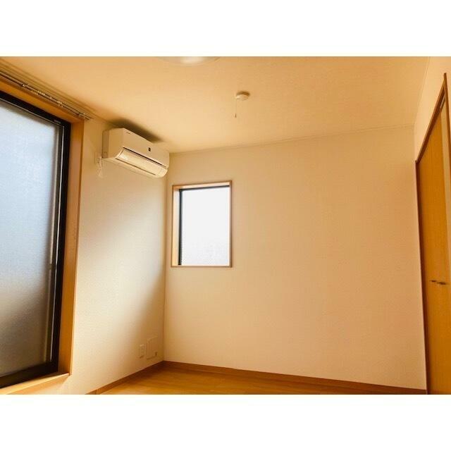 居室・リビング　二面窓で明るいお部屋です。