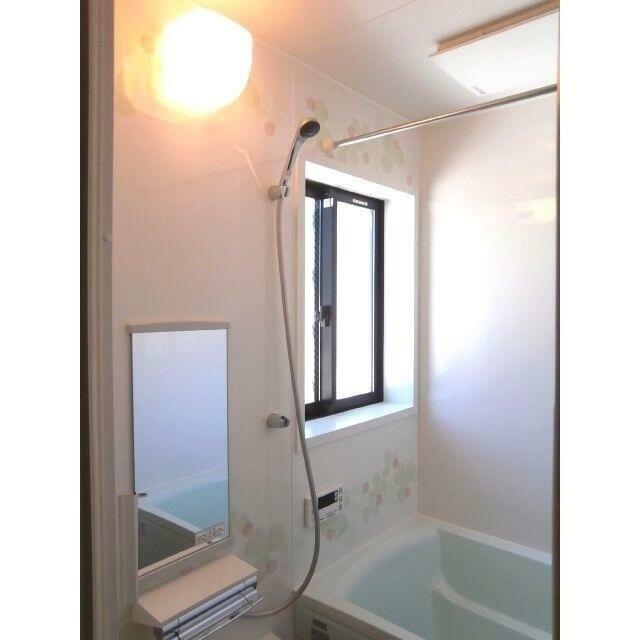 バス・シャワールーム　窓があり換気に最適です。