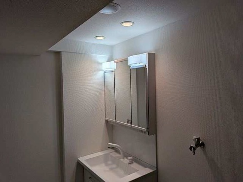 洗面設備　3面鏡付化粧台