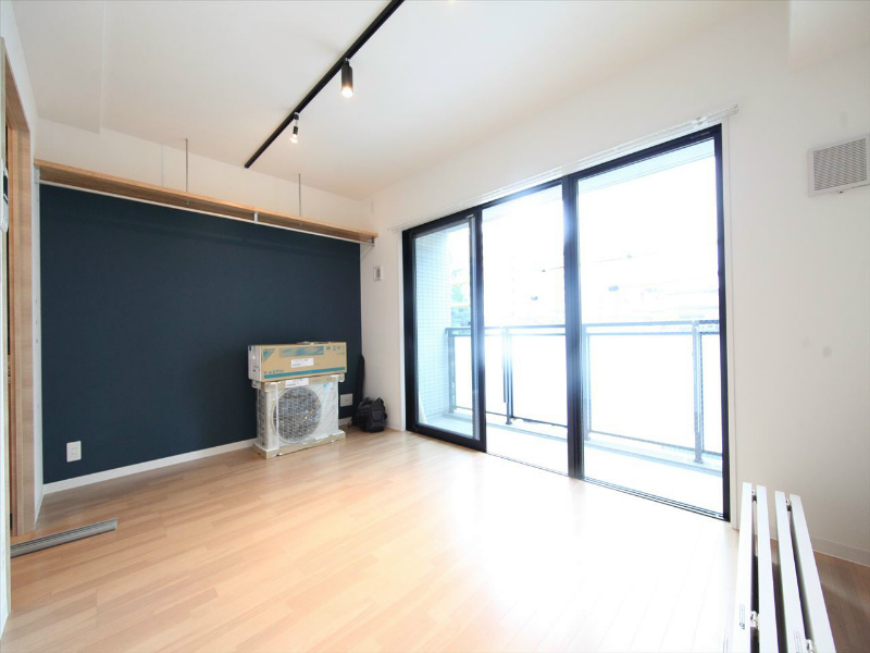 居室・リビング　洋室7.6帖　南面バルコニー　クローゼット付　エアコン完備