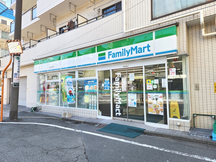 コンビニ　ファミリーマート市谷台町店（コンビニ）まで180m