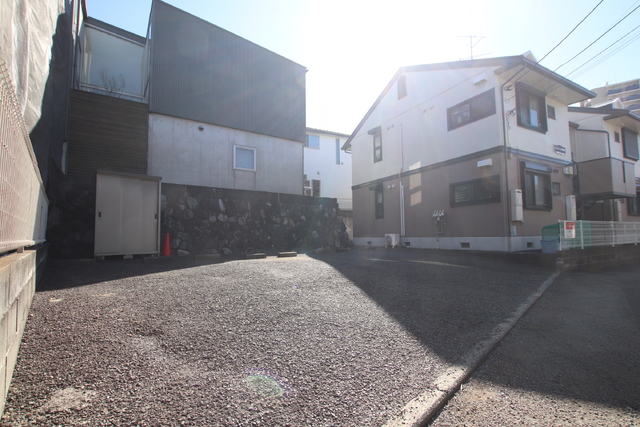 駐車場　隣地に駐車場あり　月額８，８００円