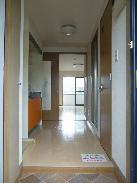 玄関　※写真は208号室のお部屋です。