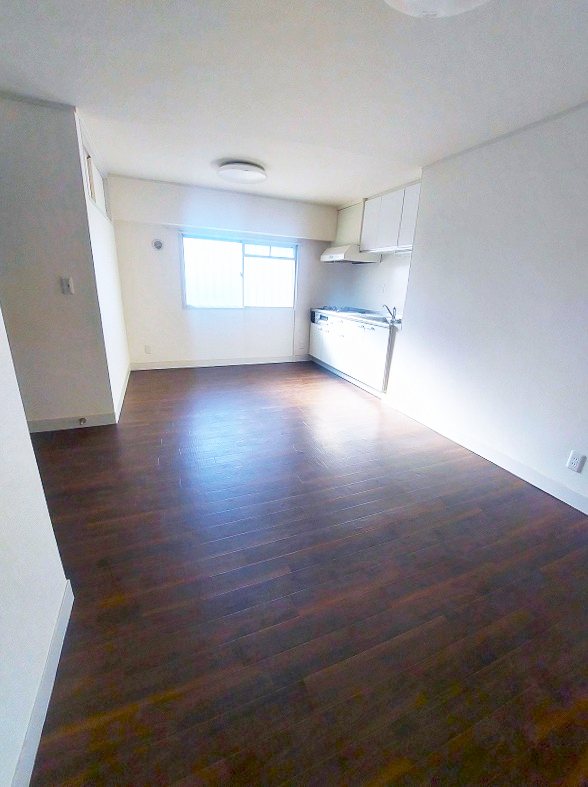 居室・リビング　ＬＤＫ１３．６帖　西面窓あり　夕方まで陽が差し込みます