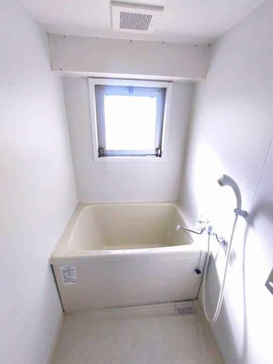 バス・シャワールーム　窓あり採光＆通風＆換気も取れます　Ｒ３年ユニットバス交換済み
