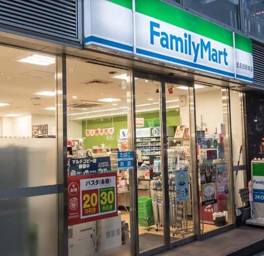コンビニ　ファミリーマート 五反田駅南店（コンビニ）まで680m