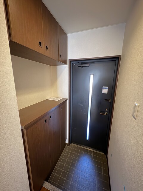 玄関　※クリーニング前の写真です