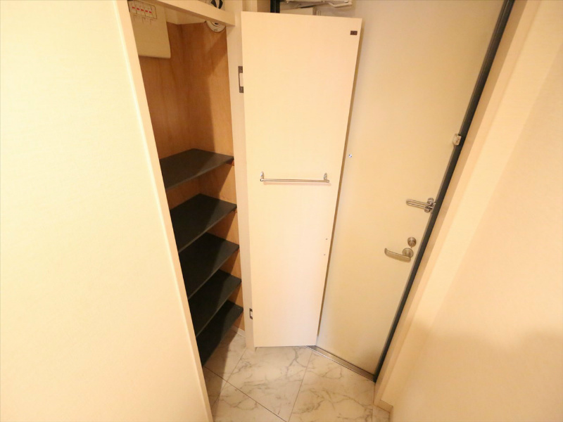 玄関　玄関　シューズボックス付