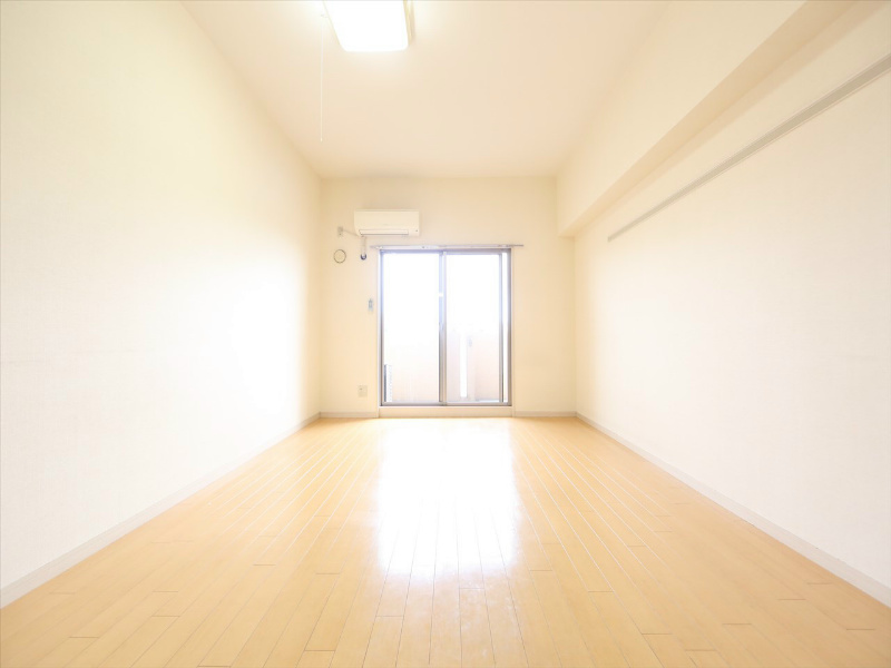 バルコニー　洋室10.5帖　エアコン完備　南面バルコニー