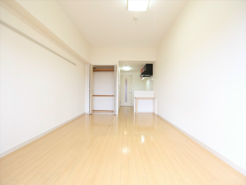 居室・リビング　洋室10.5帖　クローゼット付（収納充実してます）