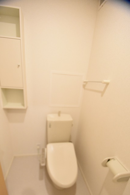 トイレ　温水洗浄便座付きのトイレです♪