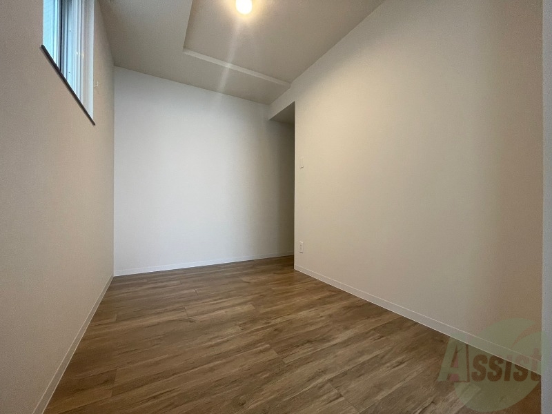 その他部屋・スペース　寝室はこちらです。光が差し込む、温かみのあるお部屋です。