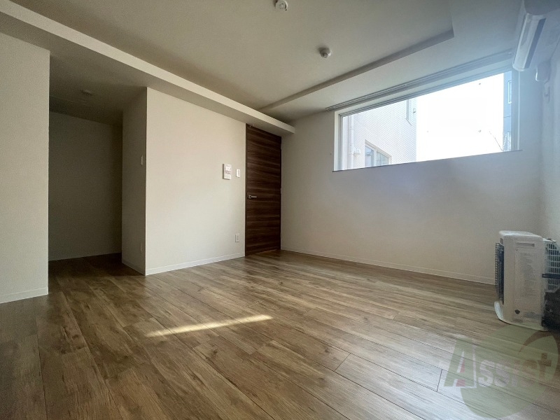 居室・リビング　リビングです。木目のフローリングが落ち着きますね。