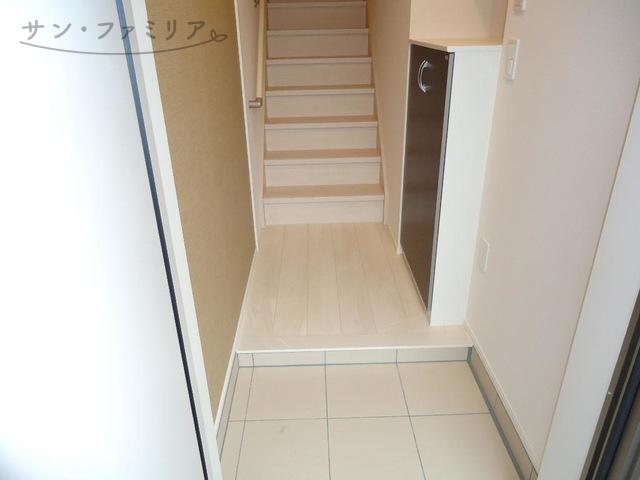 玄関　同一物件別部屋写真