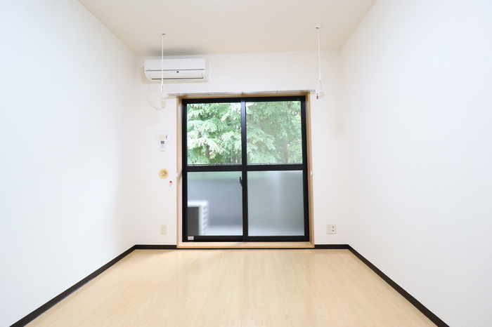 居室・リビング　居室6.7帖　室内物干し・エアコン付