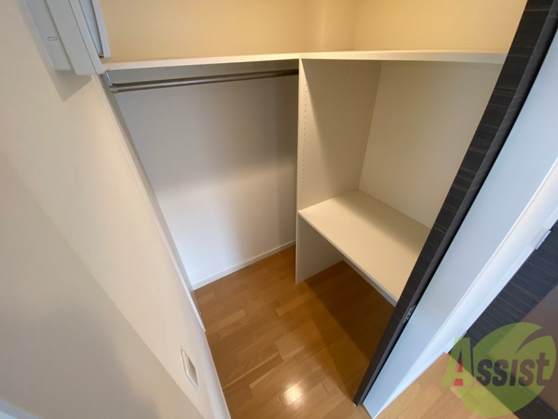 収納　こちらの収納にはハンガーをかけて服もしまえますね。