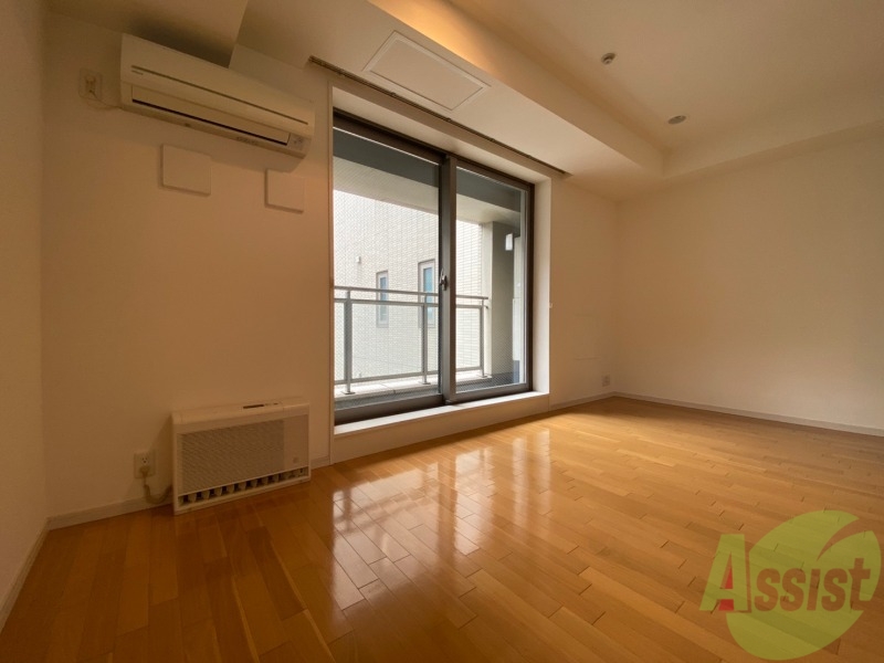 その他部屋・スペース　寝室はこちらです。光が差し込む、温かみのあるお部屋です。