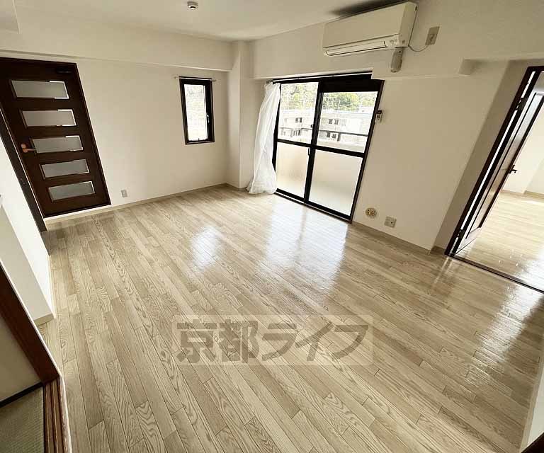 居室・リビング　白を基調としたお部屋です