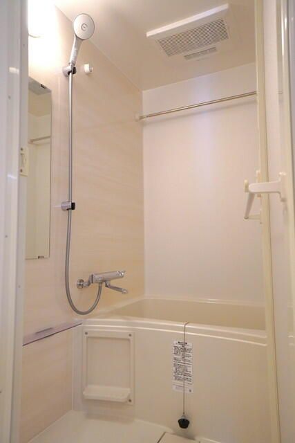 バス・シャワールーム　コンパクトで使いやすいお風呂です