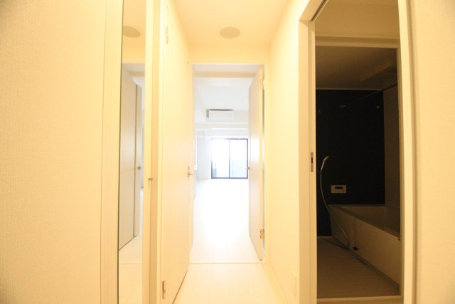 玄関　※他の号室の参考写真です※