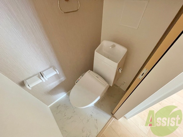 トイレ　温水洗浄便座付きの快適なお手洗いになります。