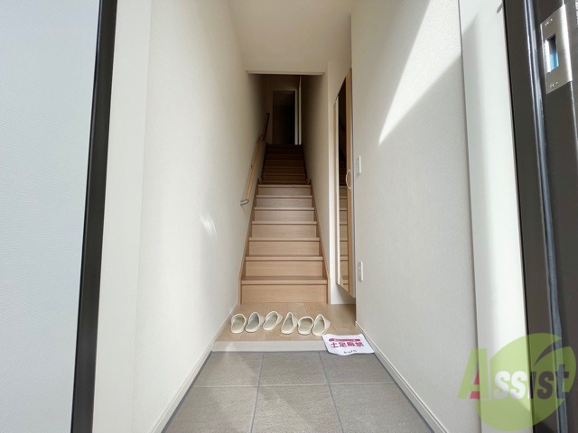 玄関　玄関入るとこんな感じです。居室はどうなっているのでしょうか。