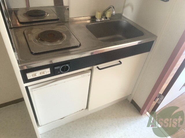 キッチン　嬉しいシステムキッチンです。コンロが付いているので便利ですよ