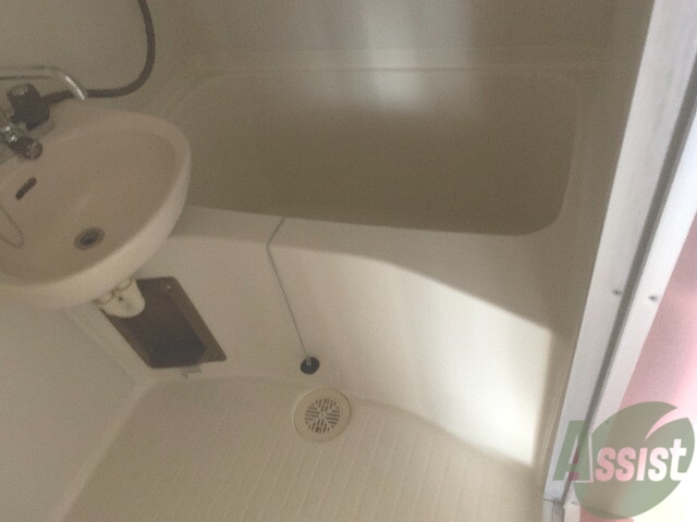 バス・シャワールーム　シンプルなお風呂です。一日の疲れをたっぷりと癒してくれます。