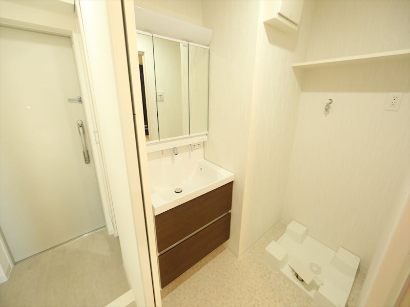 洗面設備　脱衣所　独立洗面台（シャンプードレッサー付）収納スペース有