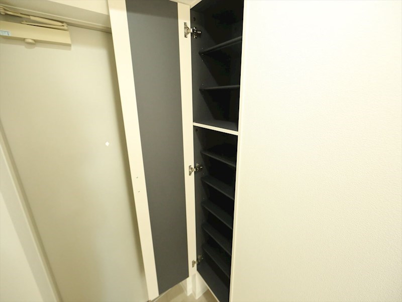 玄関　玄関　シューズボックス付（収納充実してます）