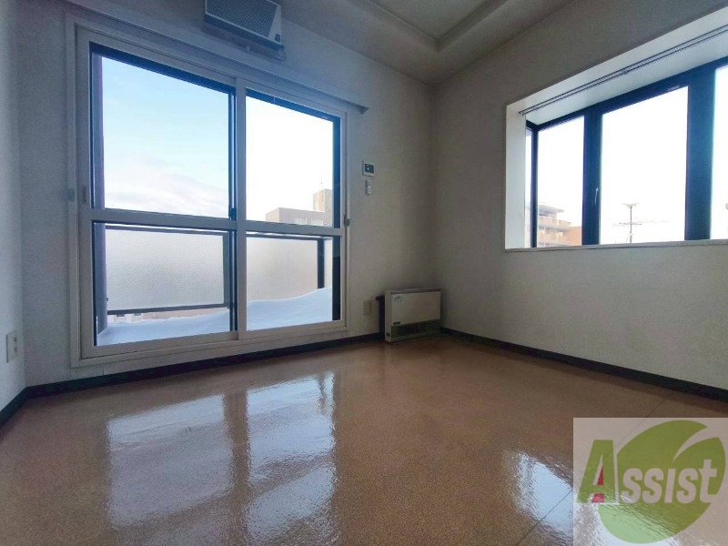 その他部屋・スペース　寝室はこちらです。光が差し込む、温かみのあるお部屋です。