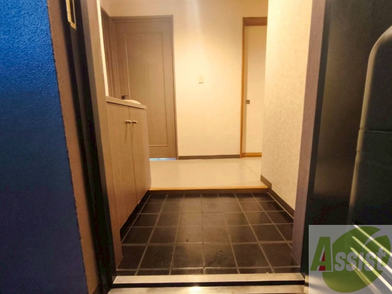 玄関　玄関です。ご覧の通り広々としていますね。