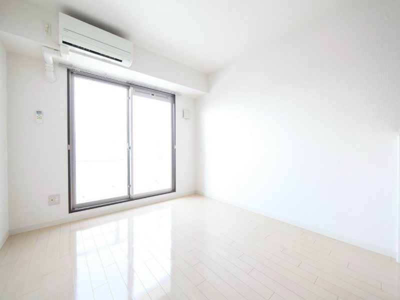 バルコニー　洋室8.5帖　エアコン完備　バルコニー