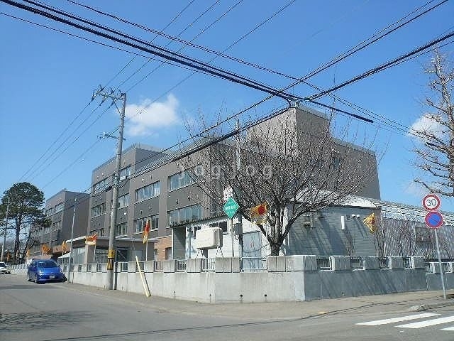 その他　平岸西小学校（その他）まで983m