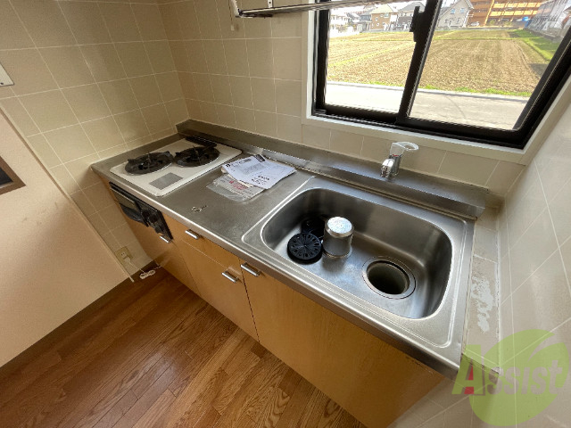 キッチン　こちらはキッチンです。グリルとＩＨがすでに設置してあります。