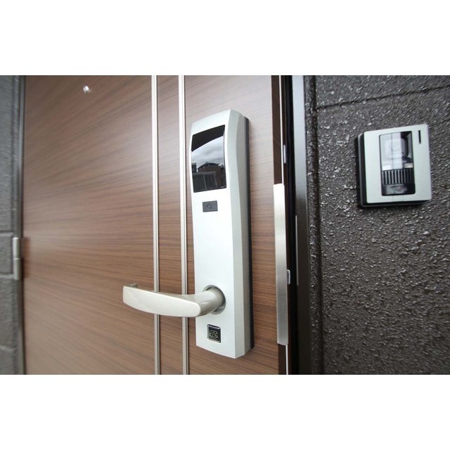 セキュリティ　玄関はカードキー対応