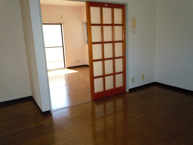 居室・リビング　キッチンより南側居室を見る